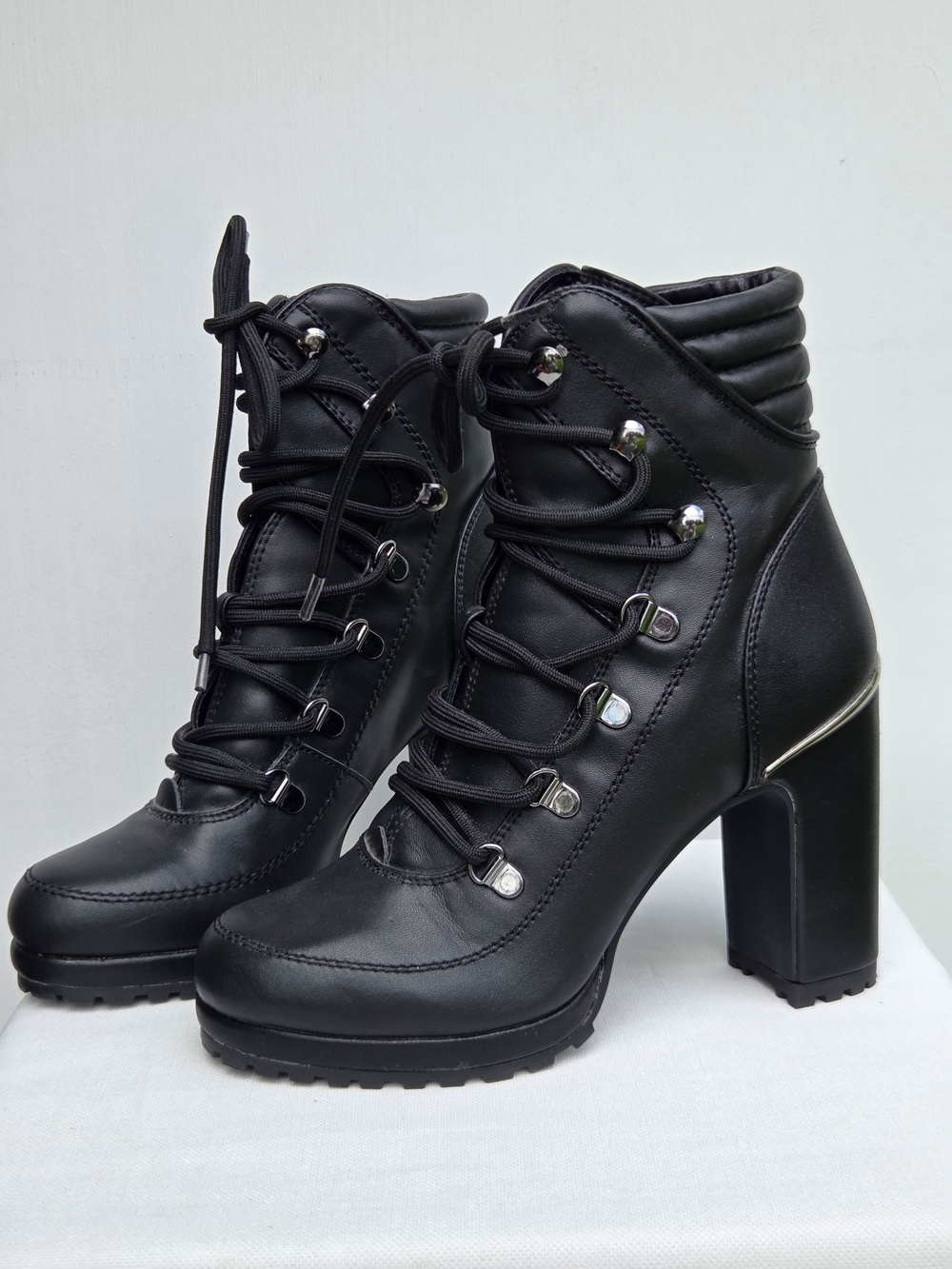 DKNY Lenni Leather Lace-Up Boots Size-7.5
